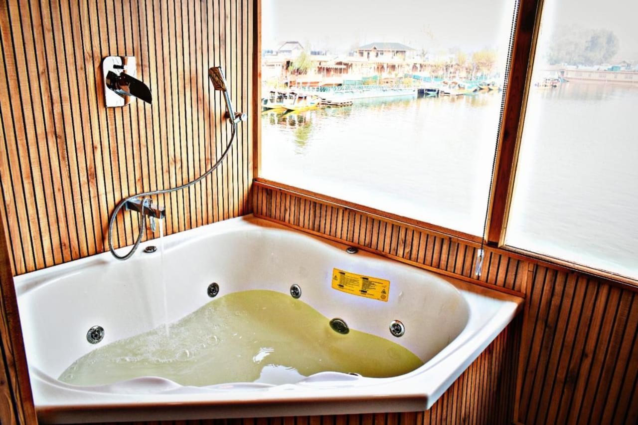 Houseboat Plato Excellence Hotel Srīnagar Eksteriør billede